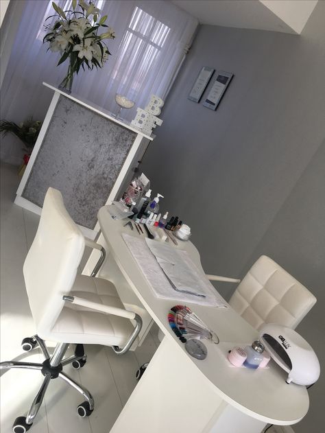 Nail Tech Station, Nails Table, Ideas Salon, Tech Room, Lash Room Decor, Nail Desk, Nail Station, Hair Salon Interior, Nail Business