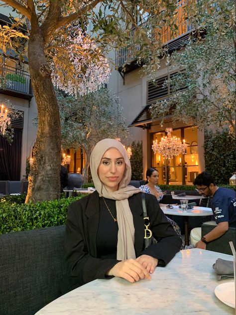 brunch with the girls. black blazer outfit. black on black outfit. black and gold outfit aesthetic. brunch outfit ideas. hijab outfit ideas. modest outfit. hijabi. hijabi outfit ideas. hijabi blazer outfit Black Gold Outfit Hijab, Brunch Outfit Hijab, Hijabi Brunch Outfit, Hijabi Blazer Outfit, Gold Outfit Aesthetic, Hijabi Outfit Ideas, Hijab Outfit Ideas, Aesthetic Brunch, Outfit Ideas Hijab