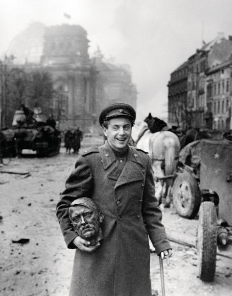 Soviet Soldier, Berlin 1945, Ww2 Photos, Statue Art, Military Artwork, History Images, Military Photos, Historical Images, History Pictures