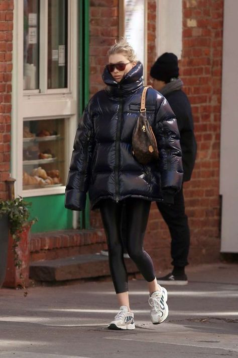 Workout Vibes, Elsa Hosk Style, Puffer Jacket Outfit, Hailey Baldwin Style, Look Adidas, Estilo Indie, Skandinavian Fashion, Elsa Hosk, Puffer Jacket Women