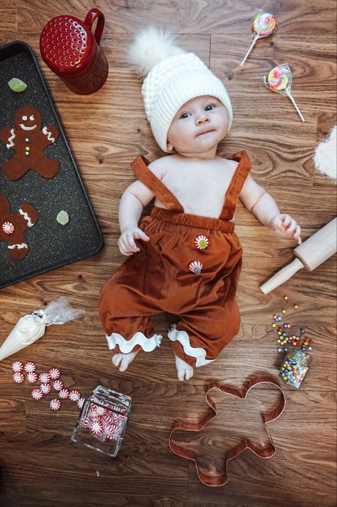 4 Months Christmas Pictures, Gingerbread Baby Photoshoot, Babies First Christmas Pictures, Holiday Baby Pictures, Christmas Photoshoot Kids, Baby Holiday Photos, Baby Christmas Photography, Gingerbread Baby, Christmas Baby Pictures