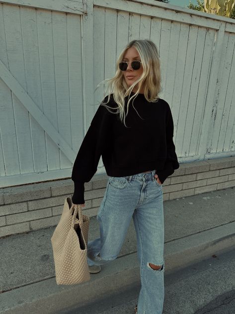 Cropped Sweatshirt Outfit, Black Sweatshirt Outfit, Cropped Sweater Outfit, Crewneck Outfit, Fall Fashion 2023, Cropped Crewneck, Sweatshirt Outfit, Casual Fall Outfits, Mom Outfits