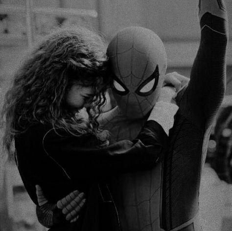 Movie Black And White Aesthetic, Black And White Marvel Aesthetic, Marvel Dark Aesthetic, Marvel Aesthetic Pictures, Marvel Black And White, Dark Marvel, Zendaya And Tom Holland, Zendaya And Tom, Avengers Aesthetic