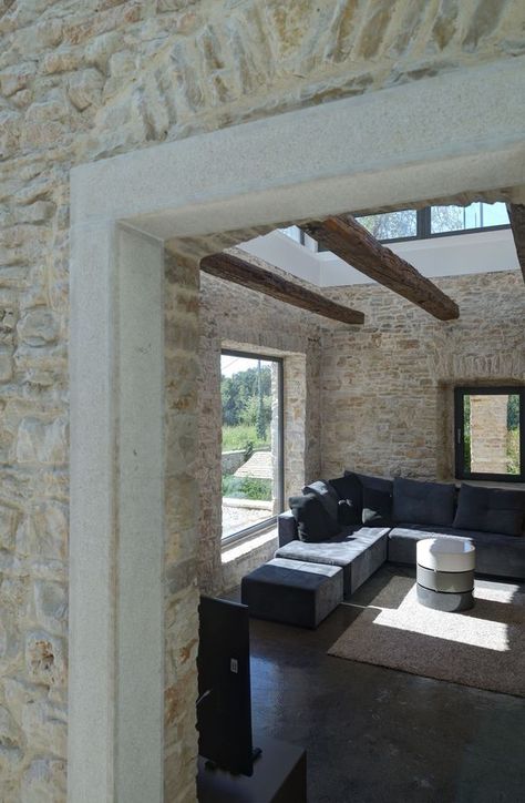 Stone Walls Interior, Old Stone Houses, Mediterranean Villa, Wooden Doors Interior, Modern Barn Door, Casa Country, Stone Masonry, Stone Walls, Modern Barn