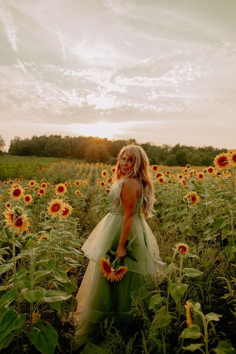 Erika - Sunflower Session by Renee Palson Photography Spooky Sunflower, Patch Photography, Sunflower Field Photoshoot, Sunflower Photos, Sunflower Photoshoot, Group Shoot, Field Photos, Sunflower Patch, Field Photoshoot