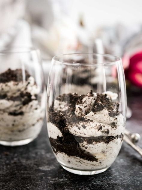 Cookies And Cream Parfait, Oreo Parfait, Cheesecake Parfait Recipes, No Bake Summer Desserts, No Bake Oreo Cheesecake, Cookies And Cream Cheesecake, New Year's Desserts, Cheesecake Parfaits, Parfait Desserts