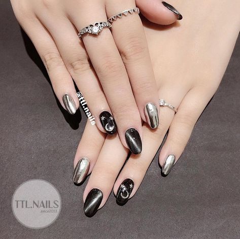 Nail Art Hitam Putih, Nail Art Hitam Aesthetic, Nail Art Black Aesthetic, Black Color Nails, Nail Art Kuku Pendek, Nailart Black, Glitter Toe Nails, Wonderland Aesthetic, Brown Acrylic Nails