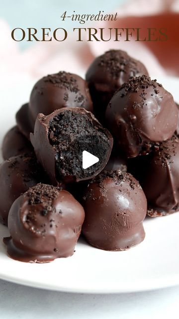 Whitney DePaoli | Sugar & Sparrow on Instagram: "EASY OREO TRUFFLES ✨these heavenly little no-bake desserts are irresistible, super easy to make (only 4 ingredients!), and the perfect treat to whip up for Valentine’s Day (or any day!)⁣⁣ ⁣⁣ OREO TRUFFLES⁣⁣ Yield: 30⁣⁣ ⁣⁣⁣ INGREDIENTS⁣⁣⁣ 36 Oreo cookies⁣⁣⁣ 8 Oz cream cheese, brick-style not the spread⁣⁣⁣ 1/2 tsp pure vanilla extract⁣⁣⁣ 10 Oz (284g) Ghirardelli melting wafers (dark, milk, or white chocolate)⁣⁣⁣ ⁣⁣⁣ INSTRUCTIONS⁣⁣⁣ 1. Place the Oreo cookies into a food processor and pulse into fine crumbs.⁣⁣⁣ 2. In a stand mixer fitted with the paddle attachment (a hand mixer works fine too!), beat the cream cheese until smooth and creamy. Set aside 2 Tablespoons of the Oreo cookie crumbs, then add the rest to the cream cheese. Add the vanilla Cake Pops With Cream Cheese, Baileys Truffles, Oreo Cookie Crumbs, Easy Oreo Truffles, Oreo Cookie Truffles, Oreo Cookie Flavors, Truffle Recipe Easy, Oreo Truffles Recipe, Baking Hacks