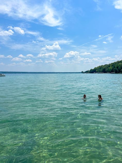 Torch Lake Michigan, Traverse City, Michigan Lakes, Lake inspo Michigan Lake House Cottages, Michigan Aesthetic Summer, Lake Michigan Aesthetic, Tom Lake, Michigan Aesthetic, Torch Lake Michigan, Summer Michigan, Michigan Lake House, Traveling America