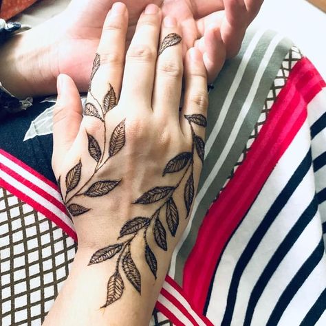 @muhmi_muski__ shared a photo on Instagram: “🌿🌿🌿🌿🌿🌿 . . . . . . . .…” • May 10, 2020 at 5:54pm UTC Simple Leaf Henna Designs, Leaf Mendhi Design, Simple Leaf Mehndi Designs, Mehandi Leaf Design, Leaf Mehandi Designs For Hands, Henna Designs Leaves, Leaf Henna Design, Henna Leaf Design, Leaf Mehendi Designs