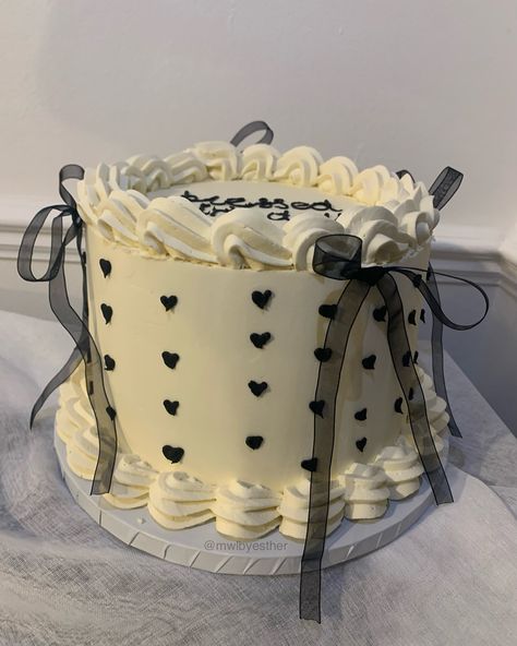 🖤 B&W simple vintage cake 🖤 Very cutesy, very mindful, very demure x #birthdaycake #blessedbirthday #vintagecake #blackandwhite #cakestagram #cakeinspiration Simple Vintage Cake, Circle Cake, Marble Cake, Heart Cake, Vintage Cake, Cake Inspiration, Photo Shoot, 1 Year, Cake Decorating