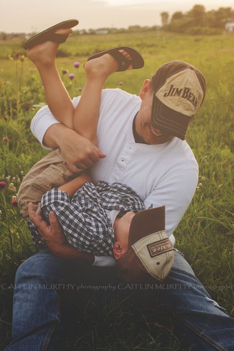 Father With Sons Photography, Fathers Day Picture Ideas Photography, Father Son Fall Pictures, Daddy And Me Mini Session Ideas, Dad And Me Photography, Single Dad Photoshoot, Dad And Me Mini Session Ideas, Dad And Sons Photography, Father And Kids Photoshoot