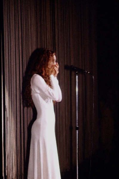 Vanessa Paradis young concert Vanessa Paradis Style, Vanessa Rose, Twenties Style, Barbie Wardrobe, Daisy Jones, Vanessa Paradis, Old Hollywood Stars, 90s Fashion, Style Icons