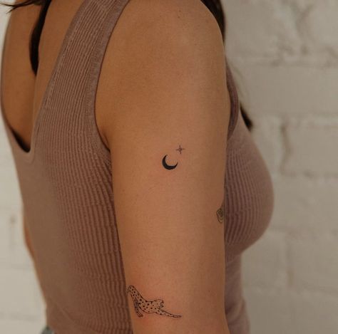 Moon On Collar Bone Tattoo, Moon Tattoo Shoulder, Moon Tattoo Minimalist, Tiny Moon Tattoo, Tattoo Pequeños Mujer, Luna Tattoo, Tiny Tattoos For Women, Small Girly Tattoos, Small Shoulder Tattoos