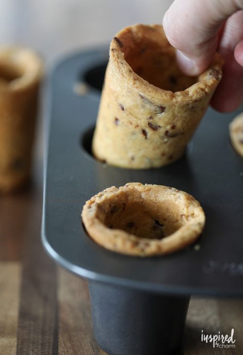 Cookie Shot Glass, بيتي فور, Unique Recipes Desserts, Cookie Shot, Shot Glass Desserts, Homemade Milk, Chocolate Chip Cookie Cups, Cookie Shots, Cookie Cups Recipe