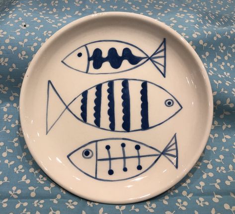 Painted Ceramic Plates, Diy Pottery Painting, Diy Mugs, Hand Painted Pottery, Painted Plates, Pottery Crafts, Diy Pottery, Ceramic Pots, Ceramics Ideas Pottery