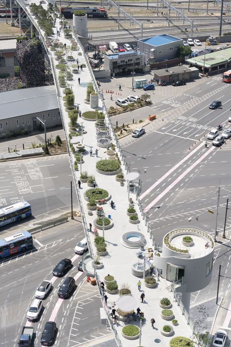 Old highway becomes public park with 24,000 plants in Seoul - Curbedclockmenumore-arrow : Seoullo 7017 runs above Seoul Station Landscape And Urbanism Architecture, Urban Landscape Design, Public Space Design, Desain Lanskap, Landscape And Urbanism, Landscape Architecture Design, Urban Park, Sky Garden, Pedestrian Bridge