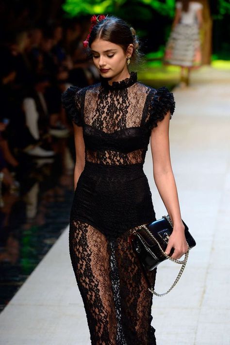 black lace Clc Elkie, Fashion Week Inspiration, Sommer Swim, Mode Boho, Womenswear Fashion, Looks Street Style, Fashion Business, Looks Chic, Luxury Dress