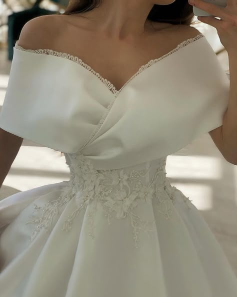 Elegant Minimalist Wedding Dress, Detail Couture, Simple Wedding Gowns, Best Wedding Guest Dresses, Classy Wedding Dress, Soiree Dress, Dinner Dress Classy, 파티 드레스, Pretty Wedding Dresses