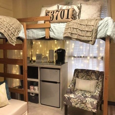 18 College Dorm Rooms You Need To Copy In 2019 - Cassidy Lucille College House Decor Living Room, Dorm Room Organization Storage, College House Decor, Space Saving Ideas, Dorm Sweet Dorm, College Bedroom, Dorm Room Storage, College House, Dorm Diy