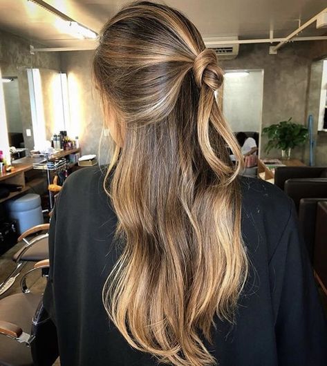 Light brown hair with highlights #hairideas #longhair Highlights Half Head Brown Hair, Caramel Bayalage Brunette, Half Highlights Brown Hair, Half Balayage, Half Head Highlights Brown Hair, Half Head Balayage, Light Brown Curls, Half Head Highlights, Caramel Bronde