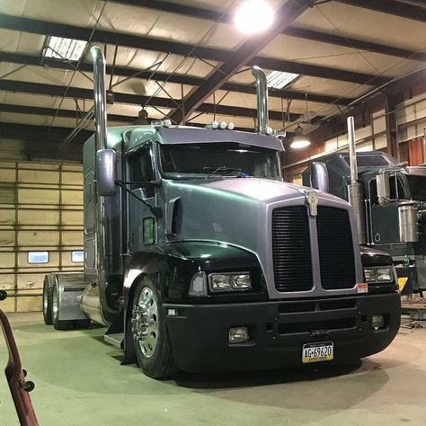 LargeCarsMafia™ on Instagram: “Sweet T600 Looking Dope Asf!🤤 #Kenworth #Largecarsmafia #Trucklife #Trucks” Best Trucks, Kenworth T600, Kenworth T800, Custom Bumper, Semi Trailer Truck, Kenworth W900, Mercedes Benz Trucks, Custom Big Rigs, Show Trucks