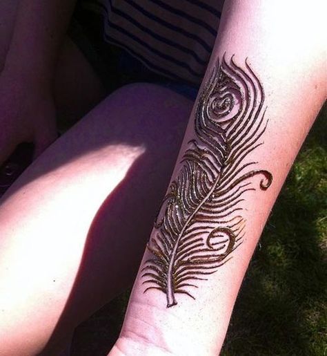 Beautiful collection of different type of feather henna designs that will look really chic not only on hands but also on arms and back. Ring Mehndi Design, Henna Feather, Peacock Mehndi Designs, Red Henna, Henna Tattoo Hand, Very Simple Mehndi Designs, Beautiful Henna Designs, Best Mehndi Designs, Arabic Mehndi Designs