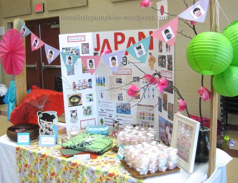 Japan For Kids, Japan Autumn, Girl Scout Activities, Daisy Scouts, Japan Crafts, World Thinking Day, Girl Scout Swap, Daisy Girl Scouts, Culture Day