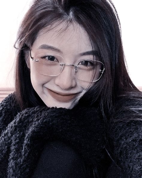 Rectangle Glasses Aesthetic, Glasses For Round Faces, Glasses Aesthetic, Classy Glasses, Glasses Style, Rectangle Glasses, Square Glasses, Celebrity Makeup, Korean Celebrities