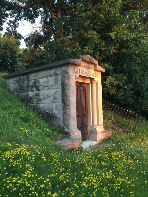 Crypt of Dr. William Edward Minahan – Green Bay, Wisconsin - Atlas Obscura Family Crypt, Family Cemetery, Woodlawn Cemetery, Cemetery Monuments, Green Bay Wisconsin, Tales From The Crypt, Old Cemeteries, The Titanic, Nyc Life