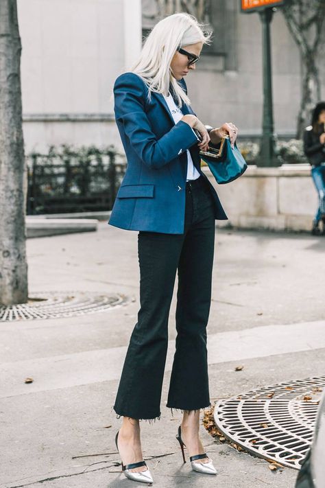 Update your office-wear outfit rotation with the these fresh ways to wear a blazer with jeans. Cute Blazer Outfits, Moda Hippie Chic, Office Wear Outfit, Casual Chique Stijl, Jeans Blazer, Ripped Jeans Outfit, Cute Blazers, Parisienne Chic, Style Casual Chic