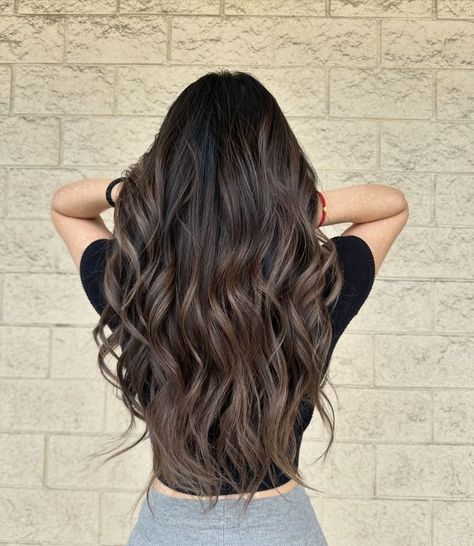 This chic Fall haircut with subtle balayage brings out the best in dark hair, adding a touch of lightness and dimension. The soft, natural waves complement the color, making this the perfect style for anyone looking to keep their hair trendy yet low-maintenance this autumn. Low Maintenance Brunette, Fall Haircut, Fall Balayage, Partial Balayage, Balayage Ideas, Subtle Balayage, Fall Hair Color Trends, Light Highlights, Fall Hair Cuts