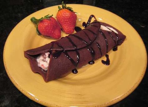 Chocolate ice cream wrap Chocolate Tortilla, Fruit Taco, Chocolate Crepes, Yummy Ice Cream, Tortilla Recipe, Strawberry Ice Cream, Unsweetened Cocoa, Frozen Treats, Sweets Treats