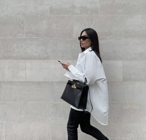 @charlotteemilysanders / outfit / minimal / neutral / black / white / Hermes Kelly / bag . Black Kelly Bag Outfit, Bottega Veneta Heels Outfit, Kelly Bag Outfit, Charlotte Emily Sanders, Emily Sanders, Charlotte Emily, Outfit Minimal, Kelly Bag, Autumn Outfit