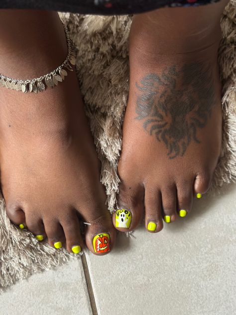 Halloween design on toes Halloween Toenail Art, Halloween Pedicure Ideas, Halloween Pedicure, Halloween Toe Nails, Halloween Toes, Toenail Art, Pedicure Ideas, Toe Nail Art, Halloween Design