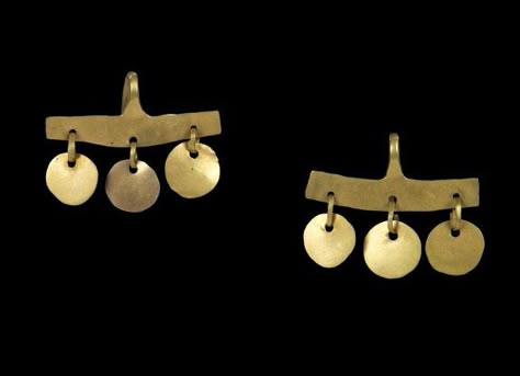 Pair of Earrings with Flat Bar and Three Suspended Discs | VO.128 (57.351, 57.352) | The Walters Art Museum Ancient Jewels, Ancient Jewellery, Historical Jewellery, Medieval Jewelry, Ancient Jewelry, Old Jewelry, Tres Chic, Contemporary Jewellery, Brass Jewelry