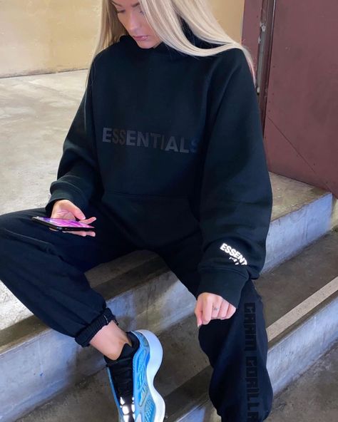 Essentials Crewneck Outfit, Essentials Hoodie Outfit Women, Essentials Hoodie Outfit Women Black, Custom Hoodies Ideas, Essentials Tracksuit, Essentials Crewneck, Men Essentials, Crewneck Outfit, Hoodie Tracksuit