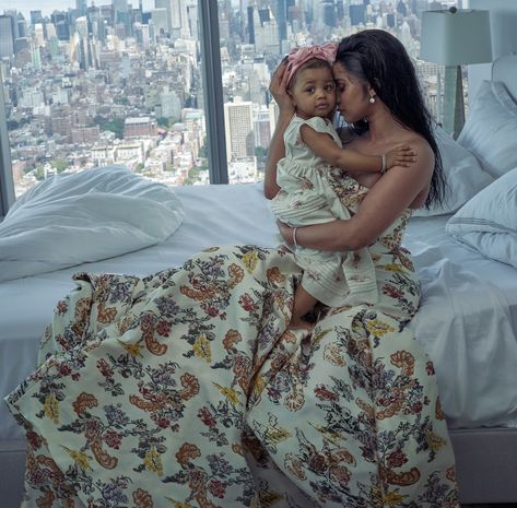 Motherhood, a new album, the scrutiny of ever-escalating fame. How does Cardi B handle the pressure? Without apologies.  Tap for the full profile. Cardi B Before Fame, Cardi B Pics, Cardi B Photos, Zac Posen Dress, Family Photoshoots, Annie Leibovitz, Vogue Us, Vogue Covers, Female Rappers