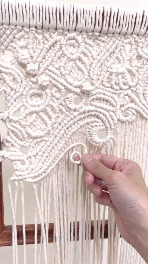 manorfinds on Instagram: Trying to figure out the design as I go along, no solid plan, just freestyling… qué será, será 😁 Also trying to get in as much knots in a… Home Decor Apartment, Macrame Wall Hanging Tutorial, Macrame Wall Hanger, Free Macrame Patterns, Macrame Wall Hangings, Macrame Mandala, Macrame Plant Hanger Patterns, Macrame Knots Tutorial, Macrame Knots Pattern