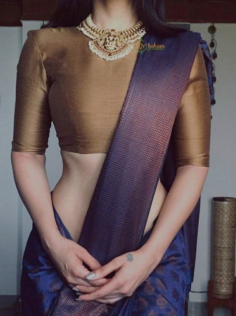 Saree Margazhi Designs, Saree Styling, Saree Wearing Styles, Simple Saree Designs, Indian Sari Dress, Blouse Back Neck Designs, Fashionable Saree Blouse Designs, Sari Blouse Designs, Indian Saree Blouses Designs