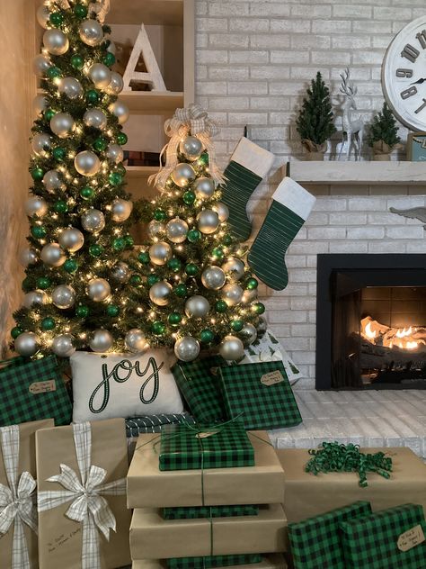 White Green Gold Christmas Tree, Forest Green And Gold Christmas Decor, Brown And Green Christmas Decor, Emerald Green And Gold Christmas Tree, Emerald Green Christmas Decor, Green Christmas Decorations, Green Christmas Tree Decorations, Ideas Navideñas, Xmas Theme