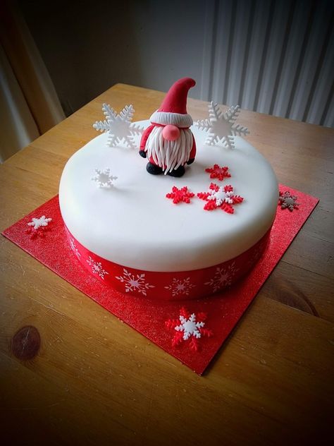 Scandi gonk Christmas cake Gonk Christmas Cake, Gonk Cake, Xmas Cake Decorating, Fondant Christmas Cake, Xmas Sweets, Christmas Competition, Xmas Cakes, Christmas Bakes, Santa Cake