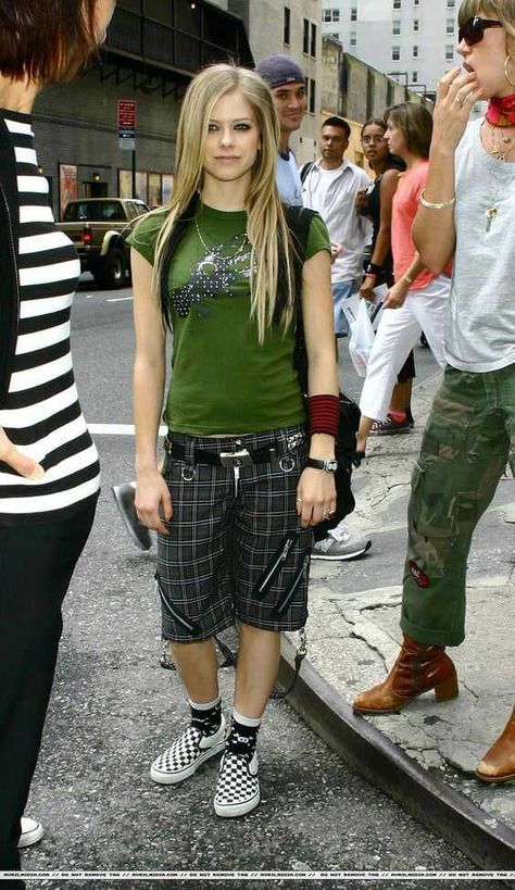 Avril lavigne..back when being edgy was actually cool. Avril Lavigne Outfits, Princesa Punk, 2000s Punk, Avril Lavingne, Avril Lavigne Style, Pop Punk Fashion, Outfits 2000s, Early 2000s Fashion, Tyler Posey