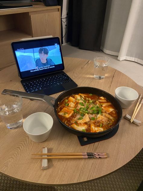 Korean Sleepover Aesthetic, Drama Watching Aesthetic, Korean Date Ideas, Asian Drama Aesthetic, Korean Meals Recipe, Watching Drama Aesthetic, Korean Date Aesthetic, Korea Lunch Food, Korean Sleepover