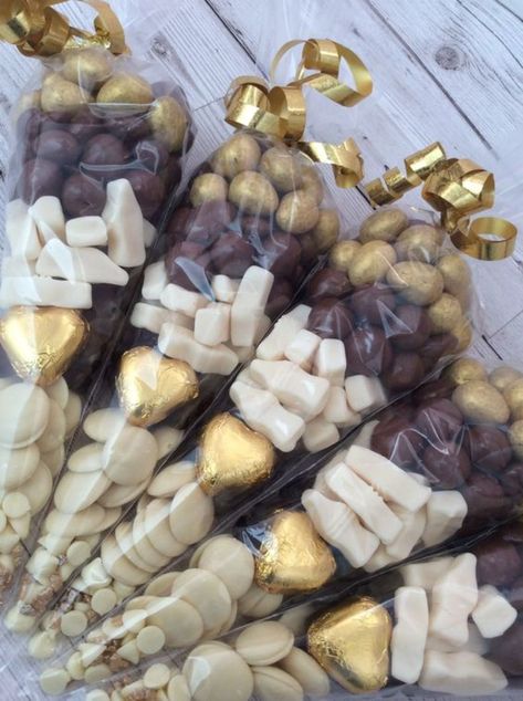 Sweet Cones Wedding, Sweet Hamper Ideas Gift, Sweet Cones Ideas, Anniversary Sweets, Sweetie Cones, Treat Cones, Handprint Christmas Tree, Golden Anniversary Gifts, Chocolate Cone