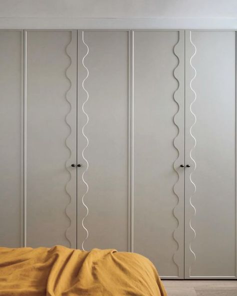 Ondina Interiors on Instagram: "Cupboards inspo designed by the Australian based interior design studio @themakehaus_ . Love the scalloped detail that we have also used in our designs. 🌞 Photo Credits : Jacqui Turq #ondinainteriorspicks . . . . . . #homedecoration #bedroomdesign #bedroom #bedroominspo #joinery #decor #interiordecorating #interiorstyle #homedecor #homeinspo #interior #interiorlovers #instahome #interiorstyling #housegoals #interiorstyling" Scalloped Wardrobe Doors, Wadrobe Doors, Ornate Molding, Bedroom Cupboard Doors, Cupboard With Mirror, Mirror Cupboard, Bedroom For Girls Kids, Design Studio Workspace, Wavy Mirror