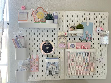 Art Supply Pegboard, Ikea Grid Board, Peg Board Ideas Aesthetic, Pegboard Desk Setup, Ikea Boards, Cute Pegboard, Aesthetic Pegboard, Ikea Peg Board, Skådis Ikea