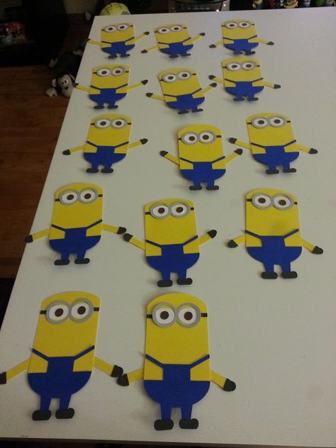 Kitchen and Classroom Adventures: Minion Bulletin Board! Minion Bulletin Board Ideas, Minion Door Decorations, Minion Bulletin Board, Minion Door, Minion School, Minion Decorations, Year Board, Winter Bulletin, School Door Decorations