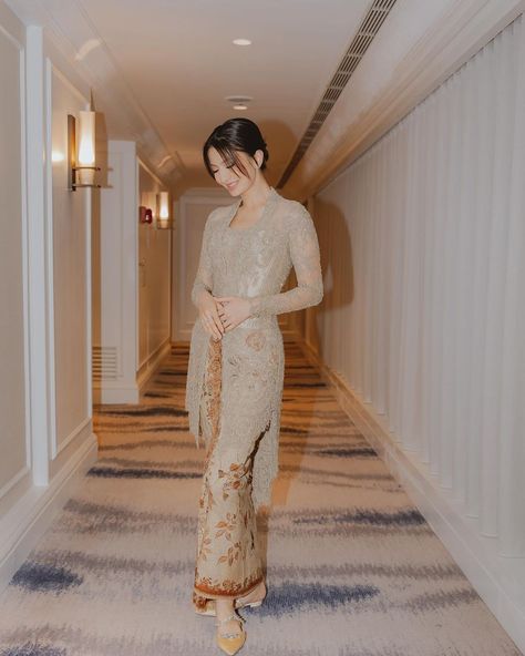 Raline shah menggunakan kebaya. Pakaian tradisional Indonesia. Indonesia traditional clothing. #culture #budaya #busana #attire #costume #clothes #batik #busana #asia Sambal Cumi, Bridesmaid Kebaya, Raline Shah, Kebaya Bridesmaid, Krystal Jung Fashion, Couple Vibes, Model Dress Kebaya, Indonesia Traditional, Ads Video