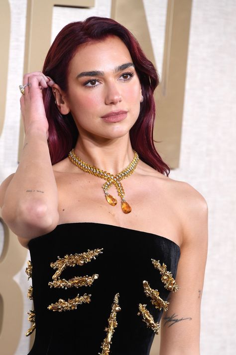 Dua Lipa dipped into the Tiffany & Co archives for her Golden Globes jewellery, walking the red carpet in this impressive gold and platinum necklace with yellow beryl, topaz quartz and diamonds from 1962. She added a matching yellow sapphire ring. Red Carpet Necklace, Dior Couture Gowns, Ashoka Diamond, Harry Winston Diamond, Platinum Necklace, Yellow Sapphire Ring, Fred Leighton, Valentino Gowns, Elizabeth Debicki